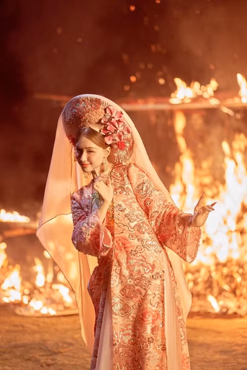 Mới đây, Hòa Minzy hé lộ cảnh múa trước lửa là cảnh quay mà cô tâm đắc.