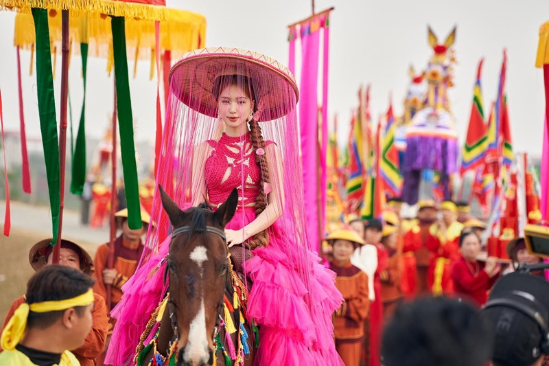 Nữ ca sĩ tự liên hệ với nhà thiết kế và chọn đồ cho từng set quay trong MV.