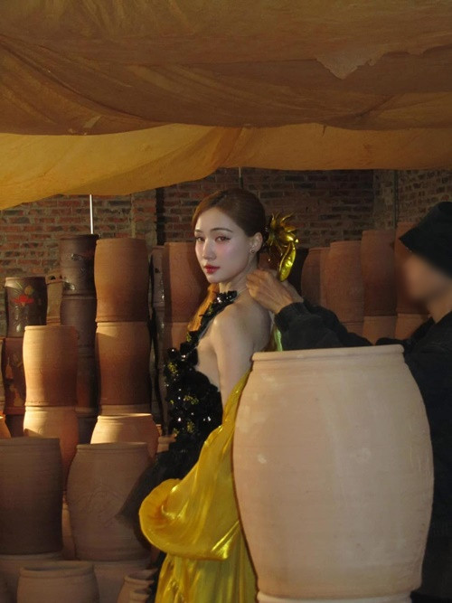 Trước MV Bắc Bling, Hòa Minzy có một số MV gây sốt như Không thể cùng nhau suốt kiếp, Bật tình yêu lên.