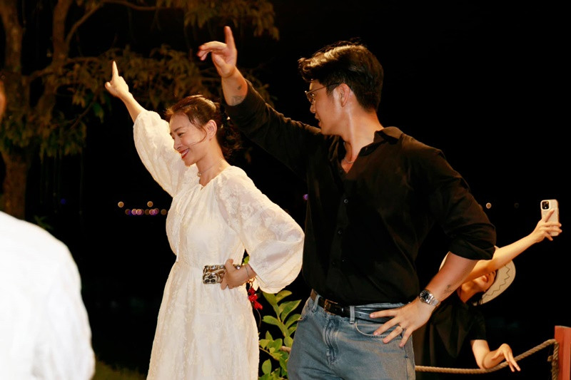 Gần đây, nữ diễn viên không khoe vòng eo như thường thấy.