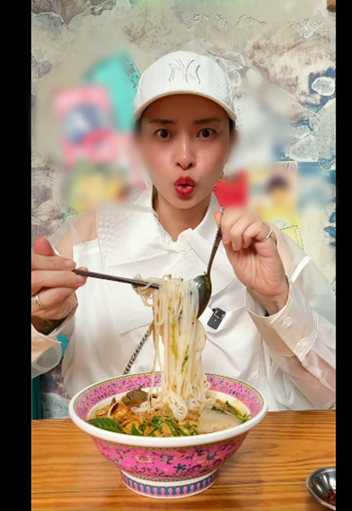 Gương mặt của nàng đả nữ trông tròn trịa hơn.