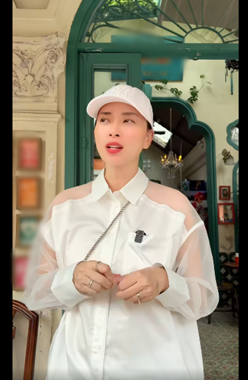 Trên trang cá nhân, Ngô Thanh Vân vừa đăng tải clip quảng bá quán ăn của vợ chồng cô. Đáng chú ý, nữ diễn viên lộ vòng hai lùm lùm.