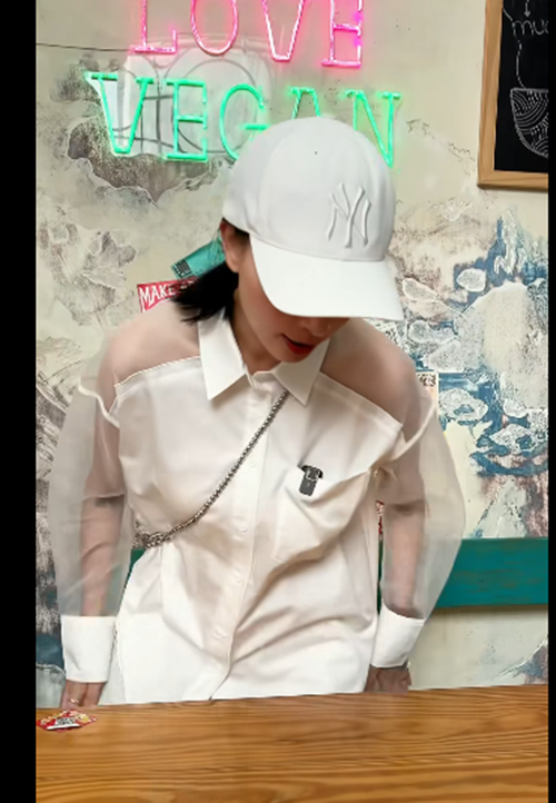 Ngô Thanh Vân cố giấu vóc dáng với trang phục rộng thùng thình.