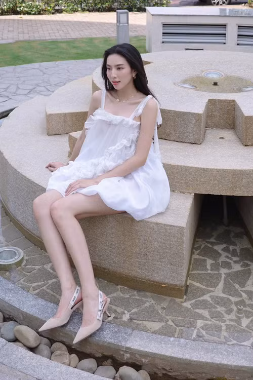 Nàng hậu lặng lẽ gỡ các bài quảng cáo về viên kẹo rau củ. Ảnh: FB Thùy Tiên.