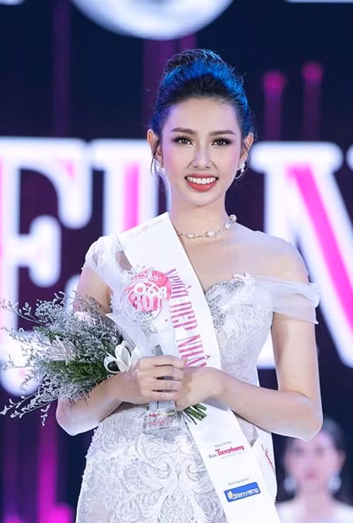  Thùy Tiên từng miệt mài thi nhan sắc. Cô đoạt danh hiệu Á khôi 1 Hoa khôi Nam Bộ 2017, vào top 5 Hoa hậu Việt Nam 2018. Ảnh: FB Thùy Tiên.