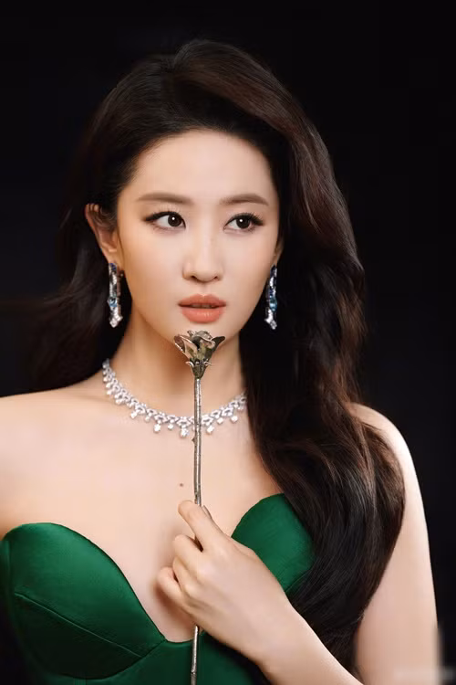 Cách đây ít ngày, Lưu Diệc Phi bị đồn hẹn hò Tổng giám đốc điều hành của Huawei Dư Thừa Đông khi cả hai nhấn theo dõi nhau trên mạng xã hội đồng thời Dư Thừa Đông chia sẻ hình ảnh một chiếc xe phủ hoa hồng vàng. Ảnh: Weibo Lưu Diệc Phi.