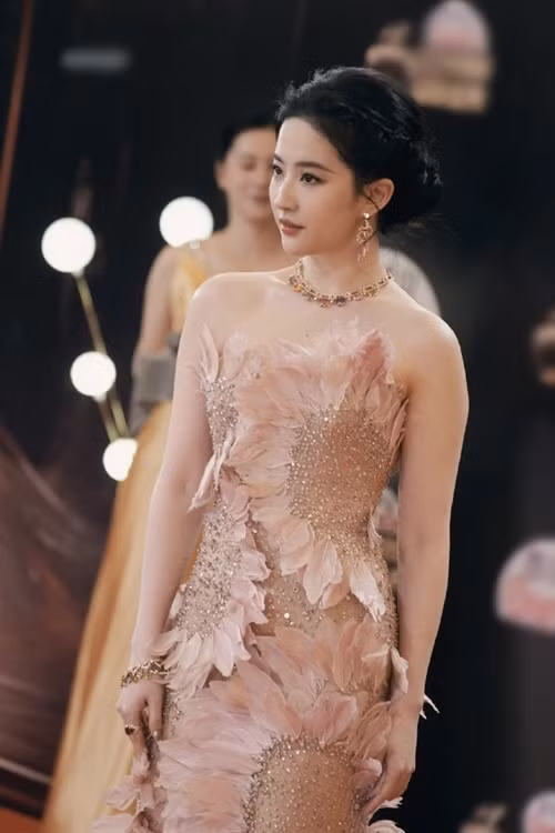 Nữ diễn viên phim Câu chuyện hoa hồng diện váy cúp ngực đuôi cá màu hồng của một thương hiệu nổi tiếng thế giới. Ảnh: Weibo.