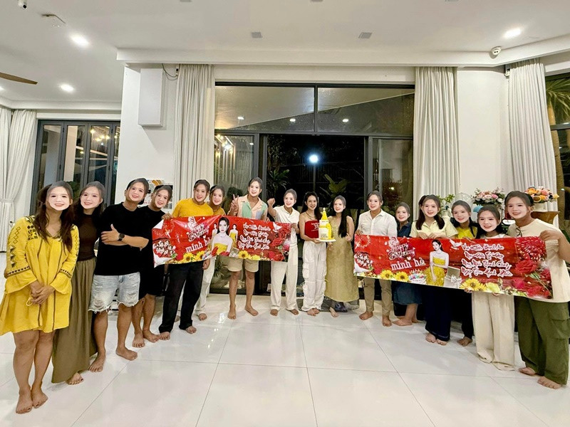 "Tấm poster sinh nhật chấn động bạn bè mất 1 tiếng thiết kế. Lý do làm sang thì dễ mà làm sến thì khó", vợ Lý Hải cho biết.