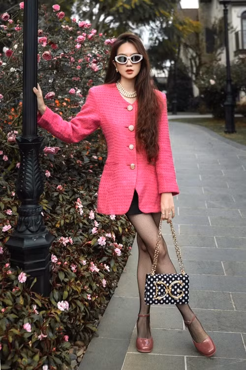 Vợ Lý Hải mặc sành điệu, quyến rũ khi xuống phố.