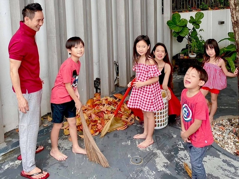 Cả gia đình Minh Hà thường làm việc nhà cùng nhau.