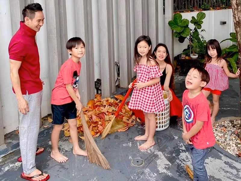 Cả gia đình Minh Hà thường làm việc nhà cùng nhau.