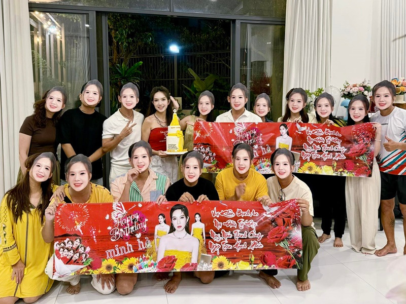 Bạn bè thiết kế mặt nạ, băng rôn mừng Minh Hải đón tuổi mới.