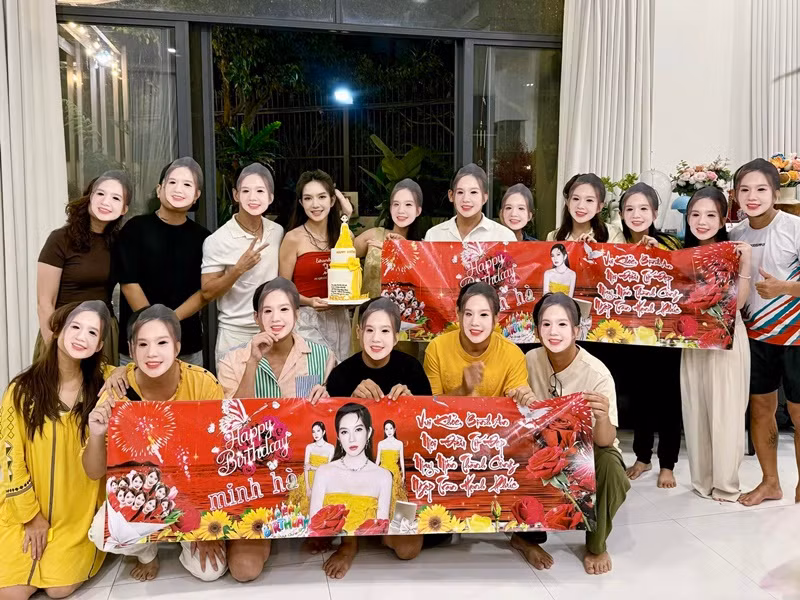 Bạn bè thiết kế mặt nạ, băng rôn mừng Minh Hải đón tuổi mới.