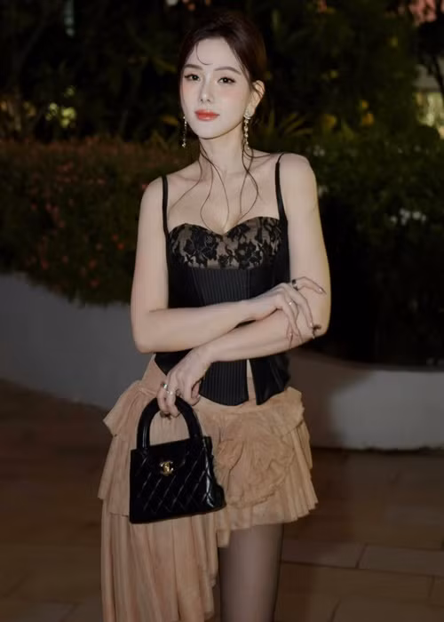 Mới đây, xuất hiện tại một sự kiện, nữ ca sĩ Thu Thủy gây chú ý bởi vẻ ngoài vô cùng trẻ trung, gợi cảm.