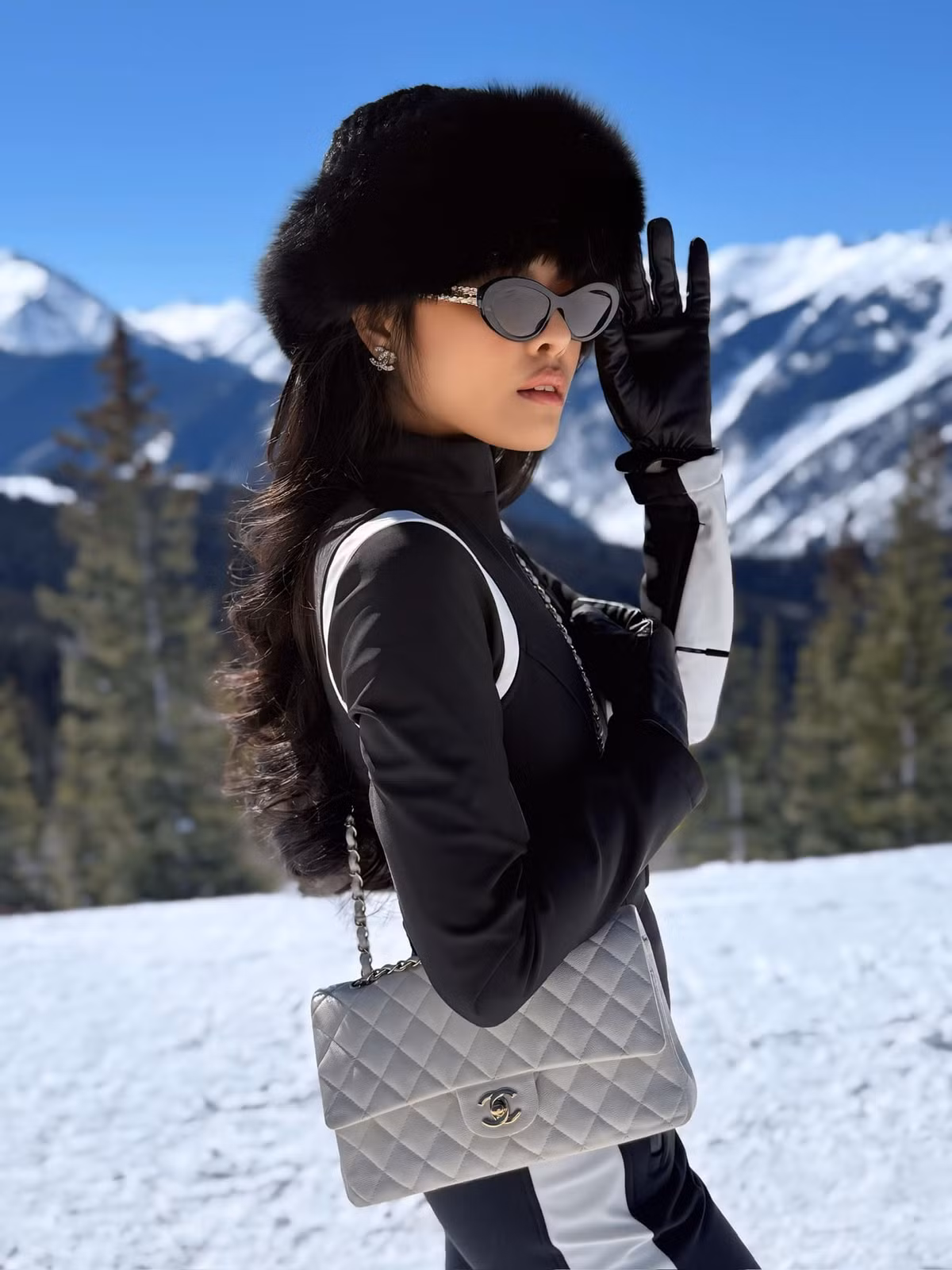 Trước đó, Phương Thảo úp mở trở thành sinh viên ở Đại học Harvard. Chia sẻ của người đẹp khiến một số người lầm tưởng Phương Thảo thi đậu vào Đại học Harvard.