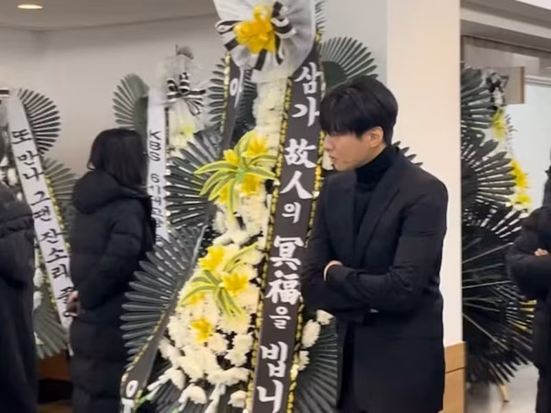 Khi Kim Sae Ron qua đời, Won Bin đã viếng bạn diễn một thời. Ảnh: Tiền Phong.