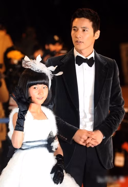 Năm 10 tuổi, Kim Sae Ron đóng phim cùng Won Bin trong bộ phim The man from nowhere (2010). Ảnh: Tiền Phong.