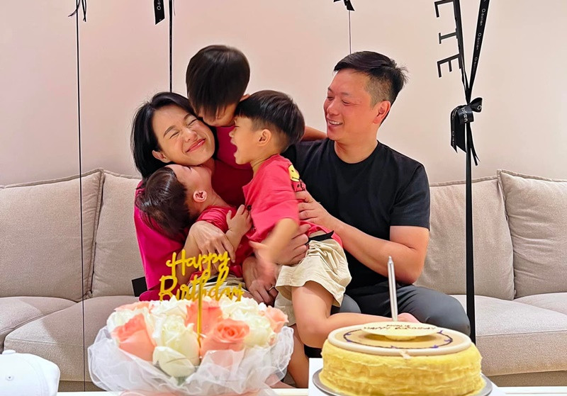 Philip Lee thường xuyên hỗ trợ Hồ Hạnh Nhi chăm sóc các con khi cô bận rộn. Ảnh: FB Hồ Hạnh Nhi.