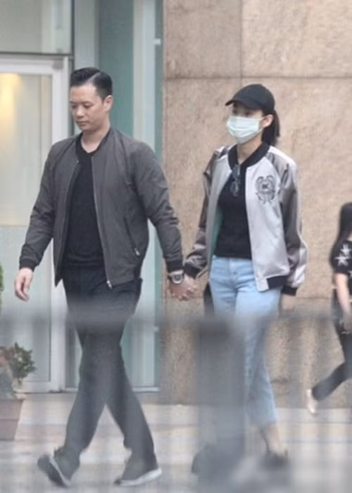 Ngày 28/9/2016, Hồ Hạnh Nhi và Philip Lee nắm tay nhau thoải mái đi hẹn hò. Tuy nhiên, cả hai bị bắt gặp to tiếng với nhau khá gay gắt trước khi vào xem phim. Hồ Hạnh Nhi khẳng định cô và chồng không hề cãi vã. Ngôi sao TVB cho hay vào ngày đi xem phim, hai vợ chồng giận dỗi nhau một chút là vì cô muốn ăn bắp rang nhưng chồng không đồng ý vì sợ cô đang ốm. Ảnh: Sina.