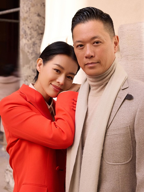 Ngày 27/5/2016, một tờ tạp chí Hong Kong đưa tin chồng Hồ Hạnh Nhi cặp kè với một cô gái tên Joy. Philip Lee lập tức lên tiếng. Nam doanh nhân cho biết, anh đi chơi cùng một nhóm bạn chứ không phải riêng với Joy. Theo Philip Lee, Joy cũng là bạn của Hồ Hạnh Nhi. Ảnh: FB Hồ Hạnh Nhi.