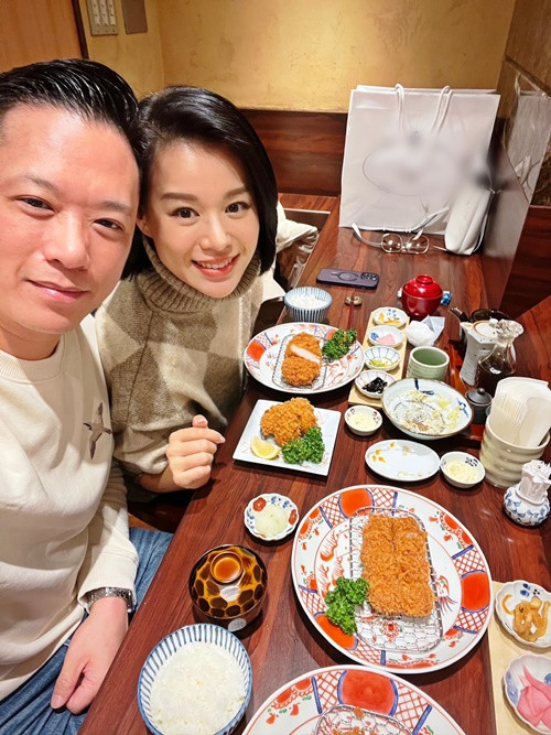 Năm 2021, Hồ Hạnh Nhi đáp trả khi chồng bị antifan công kích “ăn bám vợ”. “Anh ấy có sự nghiệp thành công và nếu muốn có thể không cần làm gì nữa cả. Trong thâm tâm tôi xem anh ấy là người chồng, người cha tốt của gia đình. Tôi luôn biết ơn anh vì đã tạo mọi điều kiện tốt cho tôi phát triển sự nghiệp diễn xuất - cũng là ước mơ cả đời tôi”, Vietnamnet dẫn lời Hồ Hạnh Nhi. Ảnh: FB Hồ Hạnh Nhi.