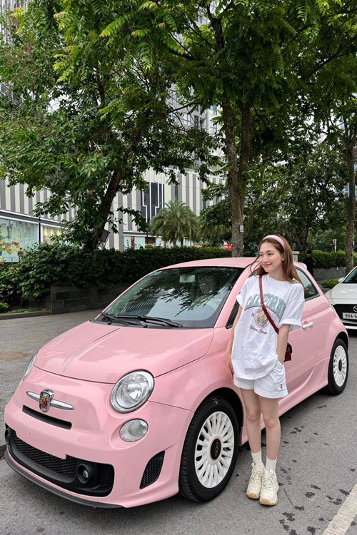 Nữ ca sĩ tậu xe Mercedes-Benz S450L Luxury, gần 5 tỷ đồng năm 2020 và xe Fiat 500 vào năm 2024. Ảnh: FB Hòa Minzy.