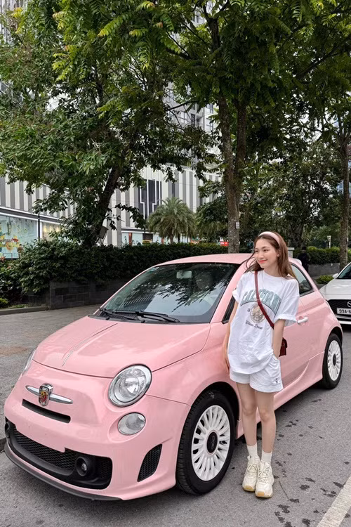 Nữ ca sĩ tậu xe Mercedes-Benz S450L Luxury, gần 5 tỷ đồng năm 2020 và xe Fiat 500 vào năm 2024. Ảnh: FB Hòa Minzy.
