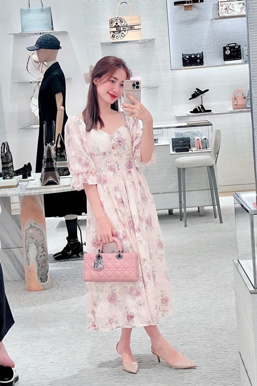 Giọng ca "Bắc Bling" còn sở hữu bộ sưu tập túi hiệu lên đến hàng tỷ đồng. Ảnh: FB Hòa Minzy.