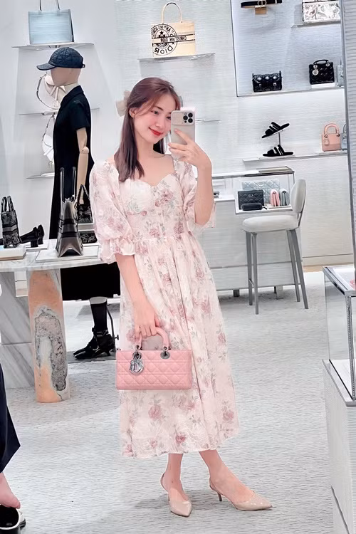 Giọng ca "Bắc Bling" còn sở hữu bộ sưu tập túi hiệu lên đến hàng tỷ đồng. Ảnh: FB Hòa Minzy.