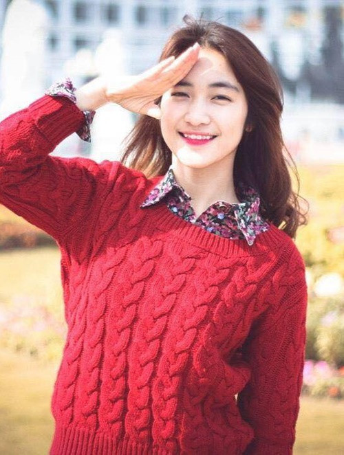 Hòa Minzy nỗ lực xây dựng sự nghiệp. Năm 2014, cô đoạt danh hiệu quán quân Học viện Ngôi sao. Năm 2016, nữ ca sĩ cho biết, suốt nửa năm, cô không kiếm được tiền. Ảnh: FB Hòa Minzy.