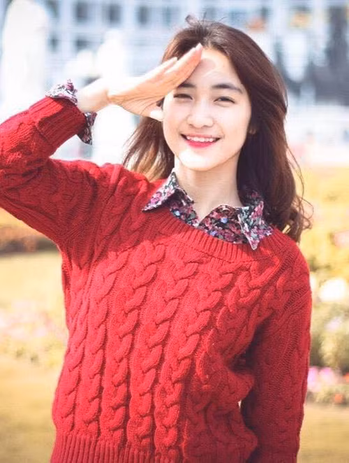 Hòa Minzy nỗ lực xây dựng sự nghiệp. Năm 2014, cô đoạt danh hiệu quán quân Học viện Ngôi sao. Năm 2016, nữ ca sĩ cho biết, suốt nửa năm, cô không kiếm được tiền. Ảnh: FB Hòa Minzy.