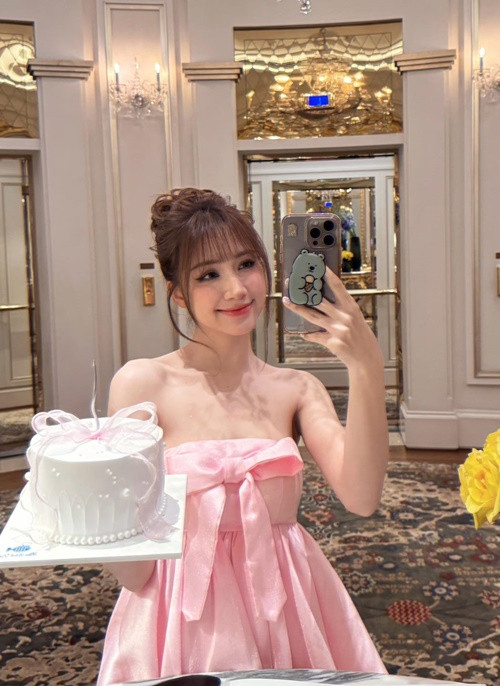 Ca sĩ Hòa Minzy tích lũy được khối tài sản giá trị, trong đó bao gồm nhiều bất động sản. Cô từng sở hữu hai căn hộ cao cấp tại Quận 1, TP HCM, với tổng trị giá khoảng 15-16 tỷ đồng. Ảnh: FB Hòa Minzy.