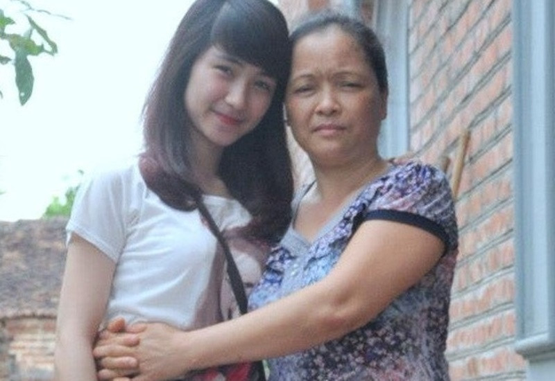 Vì muốn trở thành ca sĩ, Hòa Minzy thi vào Trường CĐ Nghệ thuật Hà Nội. "Hai tháng đầu tôi xin tiền mẹ, mỗi tháng 400.000 đồng để trang trải chi phí, sang tháng thứ ba tôi bắt đầu đi làm thêm ở các phòng trà để kiếm tiền", Hòa Minzy chia sẻ trên Gia Đình và Xã hội. Ảnh: Người Đưa Tin.