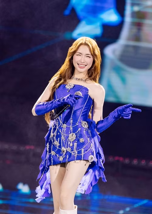 Sự nghiệp của Hòa Minzy thăng hoa vào năm 2020 khi cô có bản hit Không thể cùng nhau suốt kiếp. Ảnh: FB Hòa Minzy.