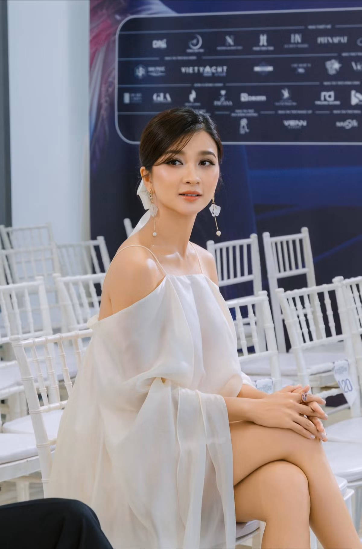 Cô được phong tặng danh hiệu NSƯT vào năm 2023.