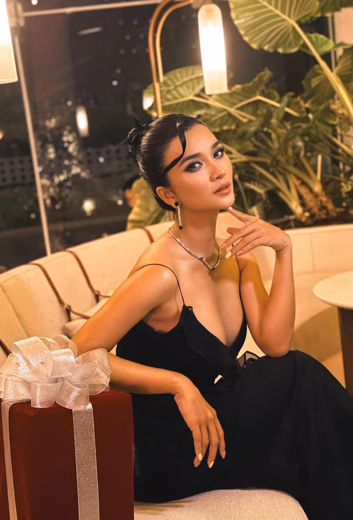 "Người nghệ sĩ phải như tắc kè hoa, không ngừng thay đổi để làm mới trong mắt khán giả. Khi đã chọn con đường này tôi xác định phải chấp nhận hy sinh, không sợ gì cả. Tôi không việc gì phải lăn tăn", nữ diễn viên chia sẻ.