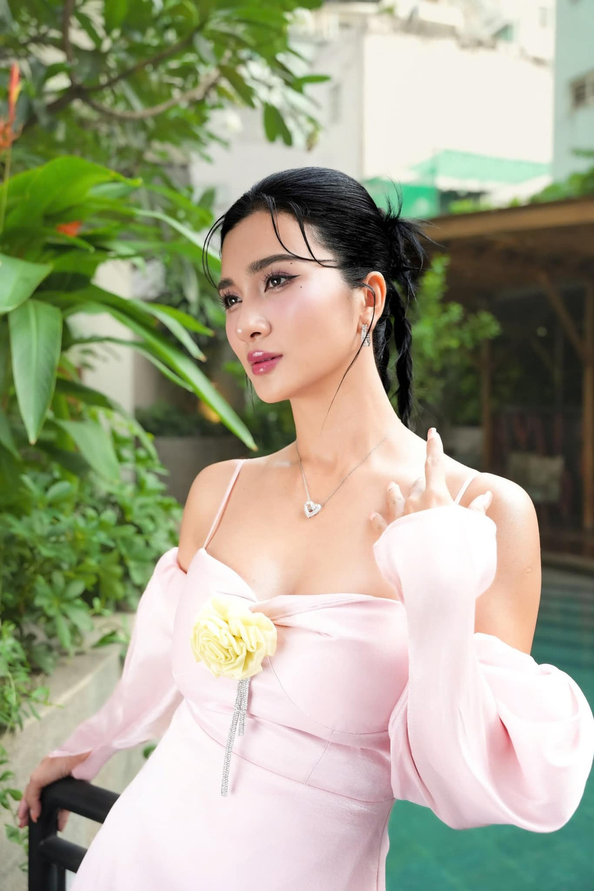 "Tôi và người yêu chia tay ngay sau khi tôi đóng xong phim Mộng phù hoa. Dù anh ấy không nói ra chính thức nhưng tôi đủ hiểu một phần là do những cảnh quay nhạy cảm đó. Tôi nghĩ đó là lỗi của mình. Rất khó để cho một người ngoại đạo hiểu được những hy sinh của mình dành cho công việc. Dù anh ấy rất tin tôi nhưng vẫn không vượt qua được cảm giác khó chịu khi xem những cảnh đó", Znews dẫn lời người đẹp.