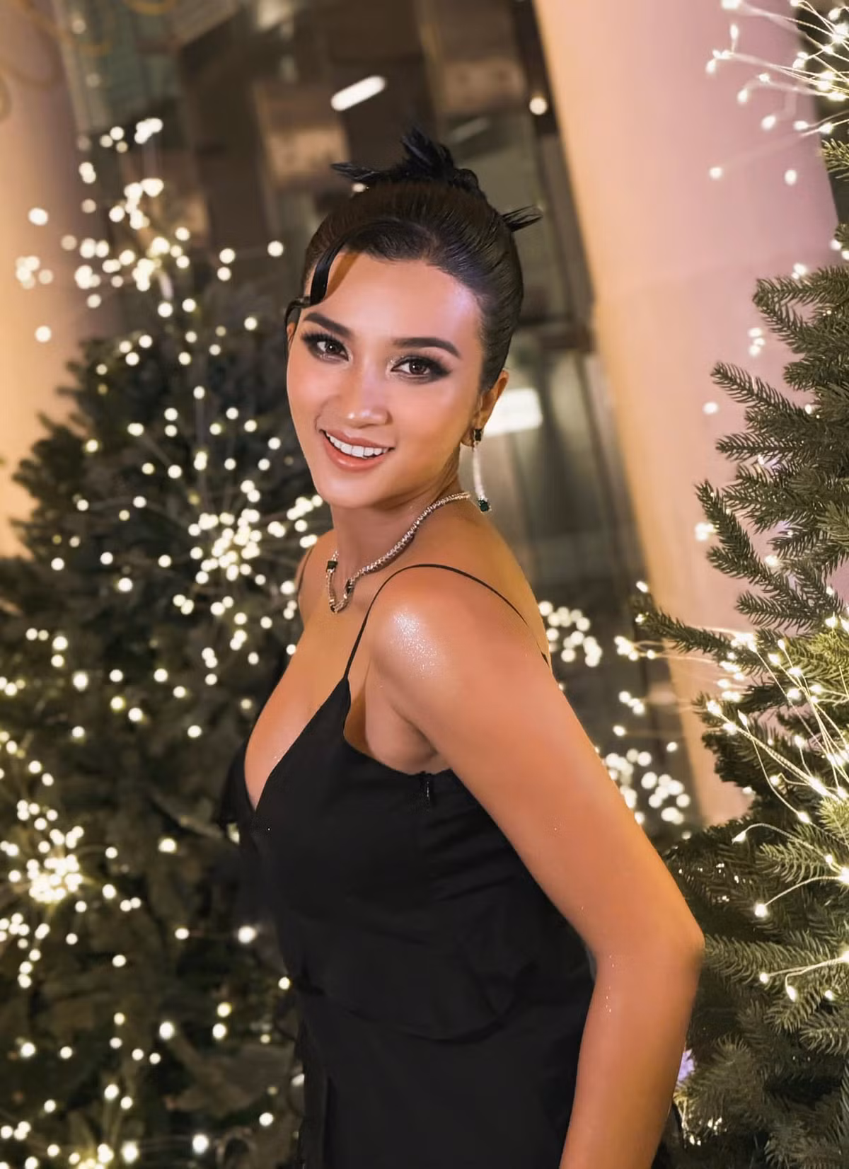 Trong cuộc phỏng vấn với Vietnamnet, Kim Tuyến cho biết, cảnh nóng là một phần của phim nên cô thấy bình thường. Trước khi nhận lời, bà mẹ một con luôn xem qua kịch bản nên việc có nhận đóng hay không là do bản thân.