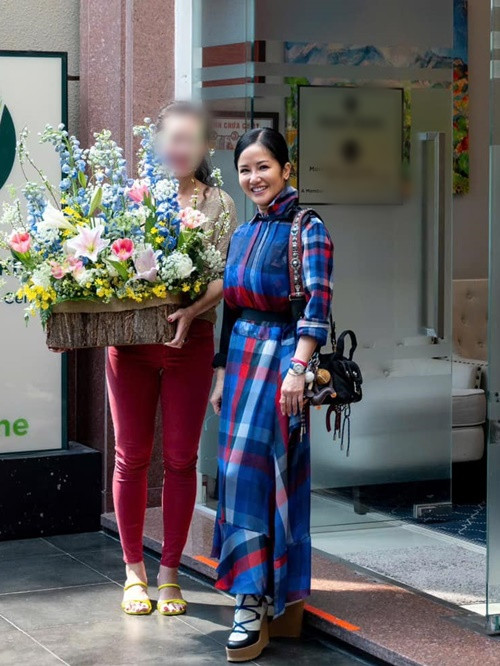 Hồng Nhung giữ tinh thần lạc quan chống chọi bệnh tật. "Hành trình mới bắt đầu bằng sự kinh hoàng và hoang mang, nhưng đồng thời mở ra cách nghĩ sâu rộng hơn, thấm thía hơn về giá trị của sự sống! Tôi cũng bước vào một thế giới của những phụ nữ anh hùng, đối mặt thử thách sống còn, với nụ cười trên môi", cô tâm sự. Ảnh: FB Hồng Nhung.