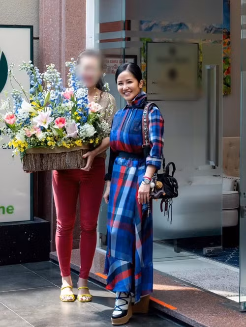 Hồng Nhung giữ tinh thần lạc quan chống chọi bệnh tật. "Hành trình mới bắt đầu bằng sự kinh hoàng và hoang mang, nhưng đồng thời mở ra cách nghĩ sâu rộng hơn, thấm thía hơn về giá trị của sự sống! Tôi cũng bước vào một thế giới của những phụ nữ anh hùng, đối mặt thử thách sống còn, với nụ cười trên môi", cô tâm sự. Ảnh: FB Hồng Nhung.