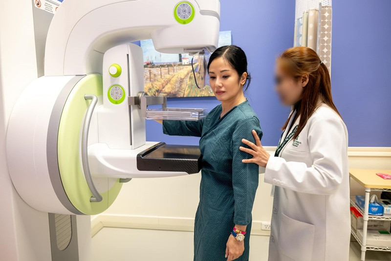 Hồng Nhung chia sẻ, cô nhận chẩn đoán bệnh, rồi được điều trị, trong khi vẫn thực hiện được live concert và thu thanh đĩa than hát về Hà Nội. Ảnh: FB Hồng Nhung.