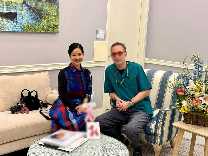 Nữ ca sĩ nhận được hàng ngàn tin nhắn nhủ từ bạn bè, đồng nghiệp khán giả. "Đi bệnh viện, chị em đến chuyện trò với tôi. Đi qua an ninh sân bay, cũng có em gái đang làm việc, níu tôi để chia sẻ bằng lời thân ái, cái nắm tay nhẹ nhàng, tình cảm. Tôi biết tôi không một mình", Hồng Nhung viết trên trang cá nhân. Ảnh: FB Hồng Nhung.