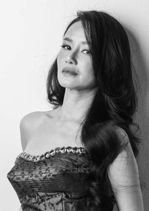 Trên trang cá nhân, diva Hồng Nhung vừa đăng tải một số hình ảnh mới nhất của mình. Nữ ca sĩ bất ngờ cho biết, cô đã viết di chúc. "Tôi làm di chúc, với ước nguyện khi nhắm mắt mãi mãi, xin thả một nhúm tro nhỏ xíu trên sông Hồng", Hồng Nhung chia sẻ. Ảnh: FB Hồng Nhung.