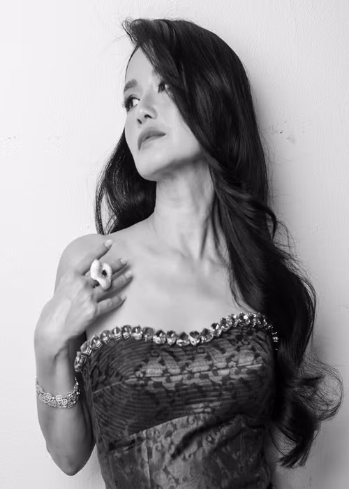 Cô kể thêm: "Xin trân trọng gửi tặng lại mọi người bài hát mà Lưu Hà An đã viết Hà Nội là tôi. Sáng nay tôi xem lại phần biểu diễn live trên sân khấu Hát về Hà Nội đêm ngày 30/11/2024, mà không khỏi rơi nước mắt. Có sự bùi ngùi, có gì lưu luyến và lòng biết ơn! Đây là một bài hát lớn, lần đầu tiên tôi biểu diễn và là bài hát cuối cùng trong live concert dài gần 3 giờ. Mới đầu, khi gửi bài cho tôi, An kết trường ca này bằng: “Hà Nội ơi, tôi đã trở về". Nhưng khi gặp nhau ở Hà Nội để tập trước riêng phần piano, tôi ngạc nhiên thấy nhạc sĩ đã đổi câu này thành “Hà nội ơi, tôi sẽ ở lại!”. “Tôi thấy dòng sông Hồng và tôi biết, tôi sẽ ở lại!”. Ảnh: FB Hồng Nhung.