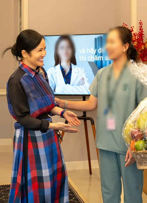 Hình ảnh Hồng Nhung tươi rói khi thăm hỏi các bác sĩ, y tá đã chăm sóc sức khoẻ cho cô. Ảnh: FB Hồng Nhung.