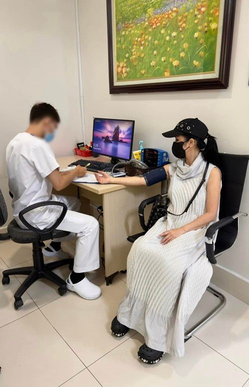 Nữ ca sĩ tâm sự, tháng 3 năm nay là tháng đặc biệt của cô. "Thay vì bận rộn các chương trình biểu diễn và hứng khởi bàn tính tiệc sinh nhật của mình, tôi bước vào một trải nghiệm rung chuyển cả thể xác và tinh thần!", Hồng Nhung cho biết. Ảnh: FB Hồng Nhung.