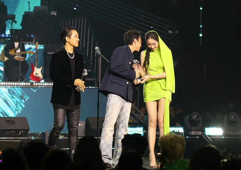 Vào tháng 1/2025, Soobin nhận cúp từ Thanh Thủy trong lễ trao giải Làn sóng xanh. Biểu cảm bối rối, ngượng ngùng của cả hai nhanh chóng gây chú ý. Ảnh: Znews.