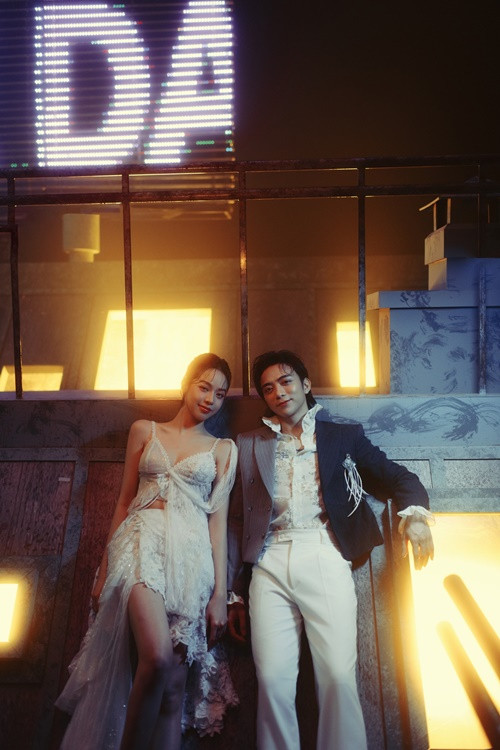 Thanh Thủy mặc gợi cảm khiêu vũ cùng Soobin. Cả hai được nhiều khán giả khen đẹp đôi. Ảnh: FB Soobin Hoàng Sơn.