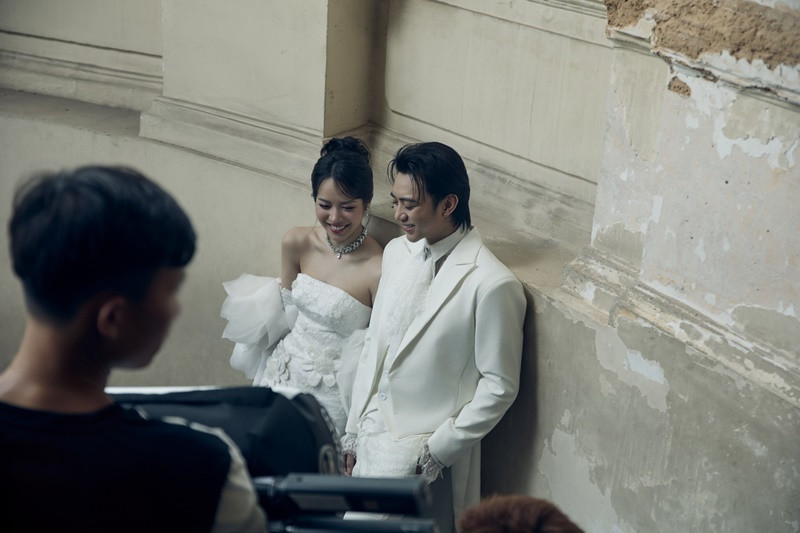 Hoa hậu Quốc tế 2024 cười rạng rỡ bên Soobin. Ảnh: FB Soobin Hoàng Sơn.