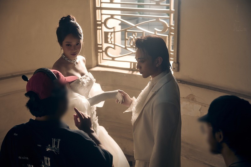 Soobin tung nhiều hình ảnh hậu trường quay cảnh nhảy với Thanh Thủy. Ảnh: FB Soobin Hoàng Sơn.